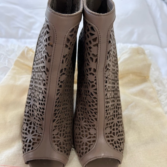 💥PRICE⬇️
 BADGLEY MISCHKA - High Heel Taupe Bootie - size 7 - - Picture 2 of 10